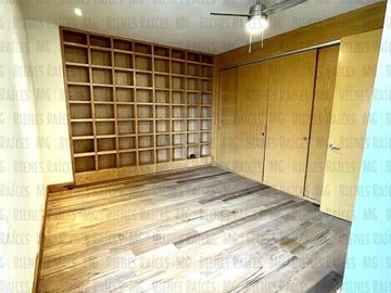 Casa en Venta en Sierra Alta con Recámara en PLANTA BAJA con baño completo, ALBERCA y terraza con increíbles vistas!