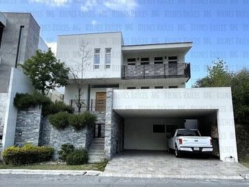 Casa en Venta en Sierra Alta con Recámara en PLANTA BAJA con baño completo, ALBERCA y terraza con increíbles vistas!