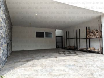 Casa en Venta en Sierra Alta con Recámara en PLANTA BAJA con baño completo, ALBERCA y terraza con increíbles vistas!