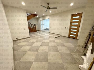 Casa en Venta en Sierra Alta con Recámara en PLANTA BAJA con baño completo, ALBERCA y terraza con increíbles vistas!