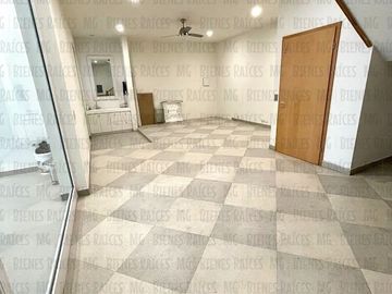 Casa en Venta en Sierra Alta con Recámara en PLANTA BAJA con baño completo, ALBERCA y terraza con increíbles vistas!