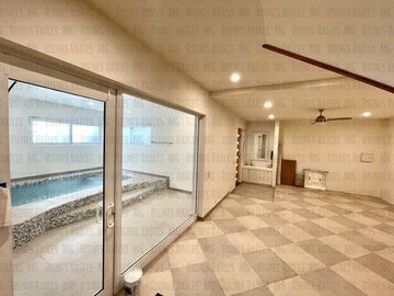 Casa en Venta en Sierra Alta con Recámara en PLANTA BAJA con baño completo, ALBERCA y terraza con increíbles vistas!