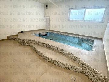 Casa en Venta en Sierra Alta con Recámara en PLANTA BAJA con baño completo, ALBERCA y terraza con increíbles vistas!