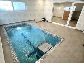 Casa en Venta en Sierra Alta con Recámara en PLANTA BAJA con baño completo, ALBERCA y terraza con increíbles vistas!