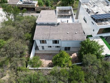 Casa en Venta en Sierra Alta con Recámara en PLANTA BAJA con baño completo, ALBERCA y terraza con increíbles vistas!
