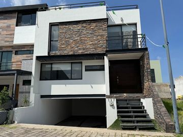 Casa con sótano y roof top en Argenta Residencial, Zapopan