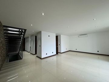 Casa con sótano y roof top en Argenta Residencial, Zapopan