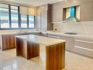 FOR SALE! Modern split level home in Dasmarinas Village Makati City