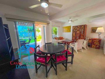 Hermosa casa en renta mensual y vacacional. Terraza con jardín y acceso directo a la alberca del condominio