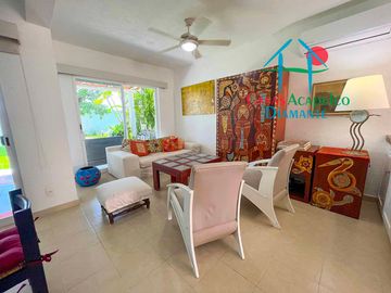 Hermosa casa en renta mensual y vacacional. Terraza con jardín y acceso directo a la alberca del condominio