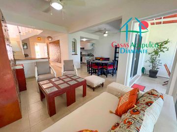 Hermosa casa en renta mensual y vacacional. Terraza con jardín y acceso directo a la alberca del condominio