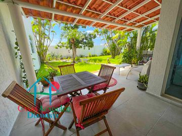 Hermosa casa en renta mensual y vacacional. Terraza con jardín y acceso directo a la alberca del condominio