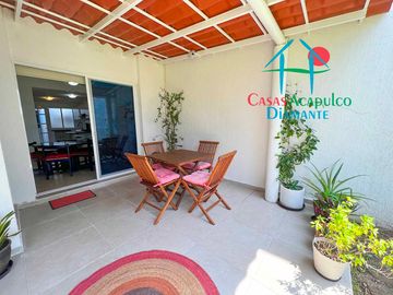Hermosa casa en renta mensual y vacacional. Terraza con jardín y acceso directo a la alberca del condominio