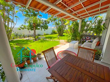 Hermosa casa en renta mensual y vacacional. Terraza con jardín y acceso directo a la alberca del condominio