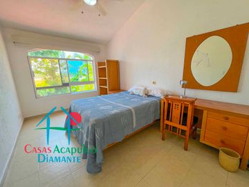 Hermosa casa en renta mensual y vacacional. Terraza con jardín y acceso directo a la alberca del condominio