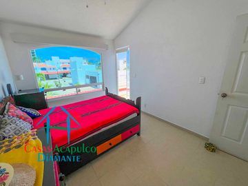 Hermosa casa en renta mensual y vacacional. Terraza con jardín y acceso directo a la alberca del condominio