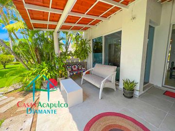 Hermosa casa en renta mensual y vacacional. Terraza con jardín y acceso directo a la alberca del condominio