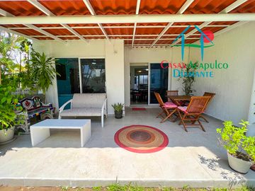 Hermosa casa en renta mensual y vacacional. Terraza con jardín y acceso directo a la alberca del condominio