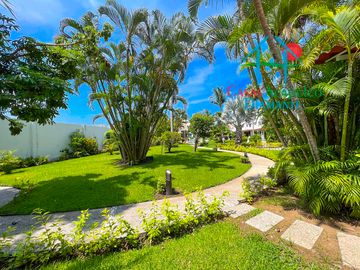 Hermosa casa en renta mensual y vacacional. Terraza con jardín y acceso directo a la alberca del condominio