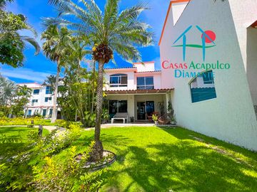 Hermosa casa en renta mensual y vacacional. Terraza con jardín y acceso directo a la alberca del condominio