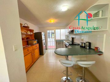 Hermosa casa en renta mensual y vacacional. Terraza con jardín y acceso directo a la alberca del condominio