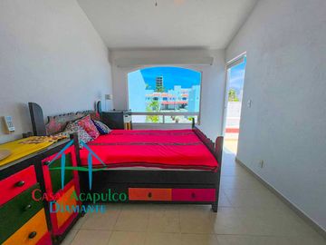 Hermosa casa en renta mensual y vacacional. Terraza con jardín y acceso directo a la alberca del condominio