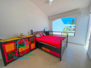 Hermosa casa en renta mensual y vacacional. Terraza con jardín y acceso directo a la alberca del condominio