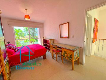 Hermosa casa en renta mensual y vacacional. Terraza con jardín y acceso directo a la alberca del condominio