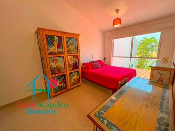 Hermosa casa en renta mensual y vacacional. Terraza con jardín y acceso directo a la alberca del condominio