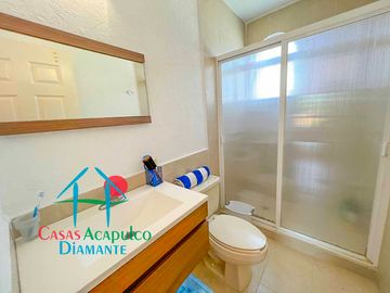 Hermosa casa en renta mensual y vacacional. Terraza con jardín y acceso directo a la alberca del condominio