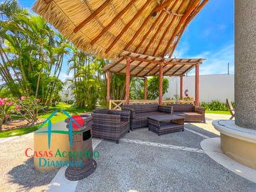 Hermosa casa en renta mensual y vacacional. Terraza con jardín y acceso directo a la alberca del condominio