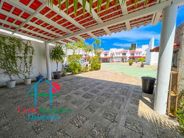 Hermosa casa en renta mensual y vacacional. Terraza con jardín y acceso directo a la alberca del condominio