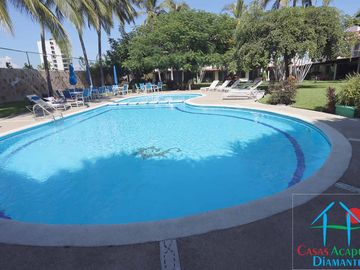 Hermosa casa en renta mensual y vacacional. Terraza con jardín y acceso directo a la alberca del condominio