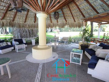 Hermosa casa en renta mensual y vacacional. Terraza con jardín y acceso directo a la alberca del condominio