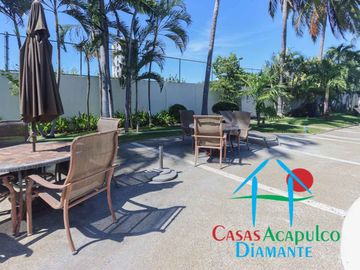 Hermosa casa en renta mensual y vacacional. Terraza con jardín y acceso directo a la alberca del condominio