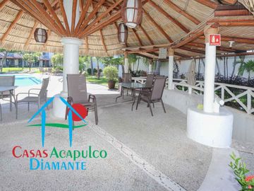 Hermosa casa en renta mensual y vacacional. Terraza con jardín y acceso directo a la alberca del condominio