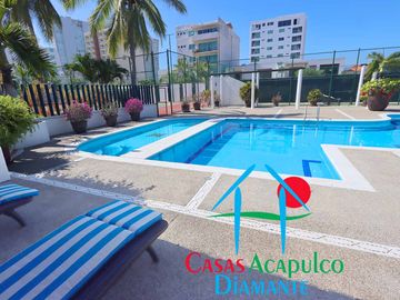 Hermosa casa en renta mensual y vacacional. Terraza con jardín y acceso directo a la alberca del condominio