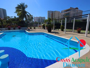 Hermosa casa en renta mensual y vacacional. Terraza con jardín y acceso directo a la alberca del condominio