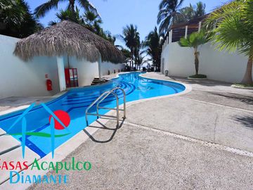 Hermosa casa en renta mensual y vacacional. Terraza con jardín y acceso directo a la alberca del condominio