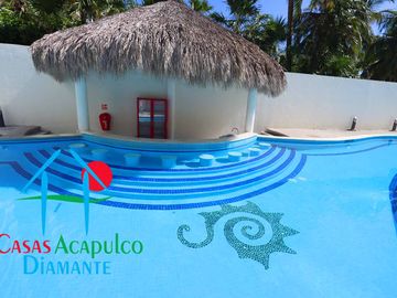 Hermosa casa en renta mensual y vacacional. Terraza con jardín y acceso directo a la alberca del condominio