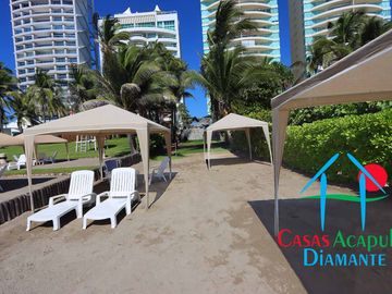 Hermosa casa en renta mensual y vacacional. Terraza con jardín y acceso directo a la alberca del condominio