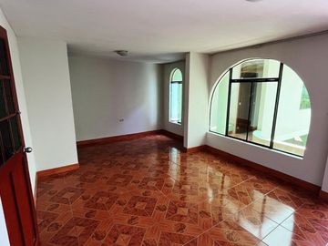 SE VENDE GRAN CASA CON COCHERA - EN ZONA SEGURA DE CARABAYLLO