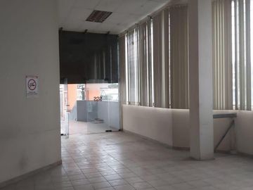 Venta Edificio de 2 Pisos, Tiene Oficinas, 6 Bodegas. Área 13.238,91 m² Via a Daule 5.5 Km