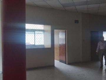 Venta Edificio de 2 Pisos, Tiene Oficinas, 6 Bodegas. Área 13.238,91 m² Via a Daule 5.5 Km