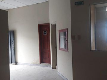 Venta Edificio de 2 Pisos, Tiene Oficinas, 6 Bodegas. Área 13.238,91 m² Via a Daule 5.5 Km