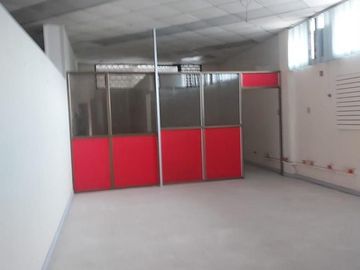 Venta Edificio de 2 Pisos, Tiene Oficinas, 6 Bodegas. Área 13.238,91 m² Via a Daule 5.5 Km