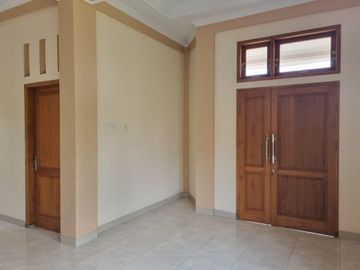 RUMAH SECOND TERAWAT FASILITAS LENGKAP DI TEPI JALAN PURWOREJO