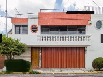 CASA EN VENTA EN PUEBLA, PUE, PRADOS AGUA AZUL, A DOS CUADRAS DE LA 11 SUR, CON OFICINA Y 3 RECÁMARAS