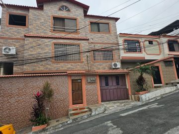 Venta de casa rentera de 5 departamentos en la ciudadela URBANOR Een Guayaquil