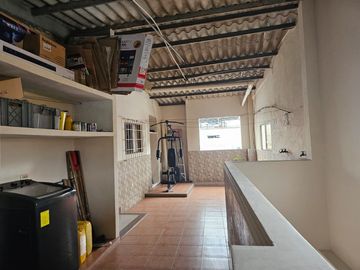 Venta de casa rentera de 5 departamentos en la ciudadela URBANOR Een Guayaquil